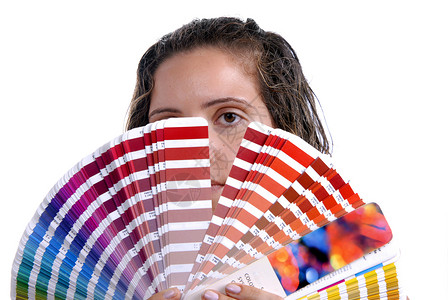 一位年轻女拿着彩色向导专高清图片