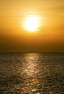 橙色日落的平静海湾图片