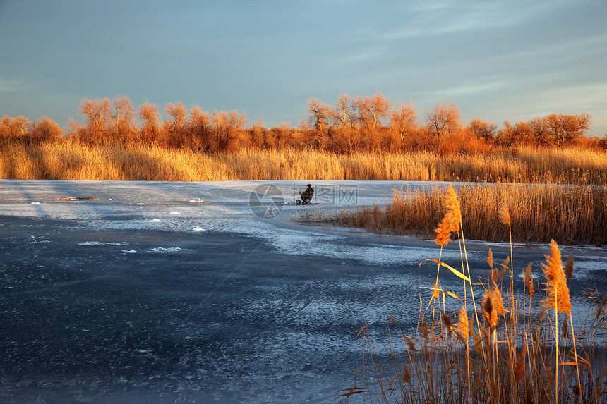 冬天湖的冰渔夫图片