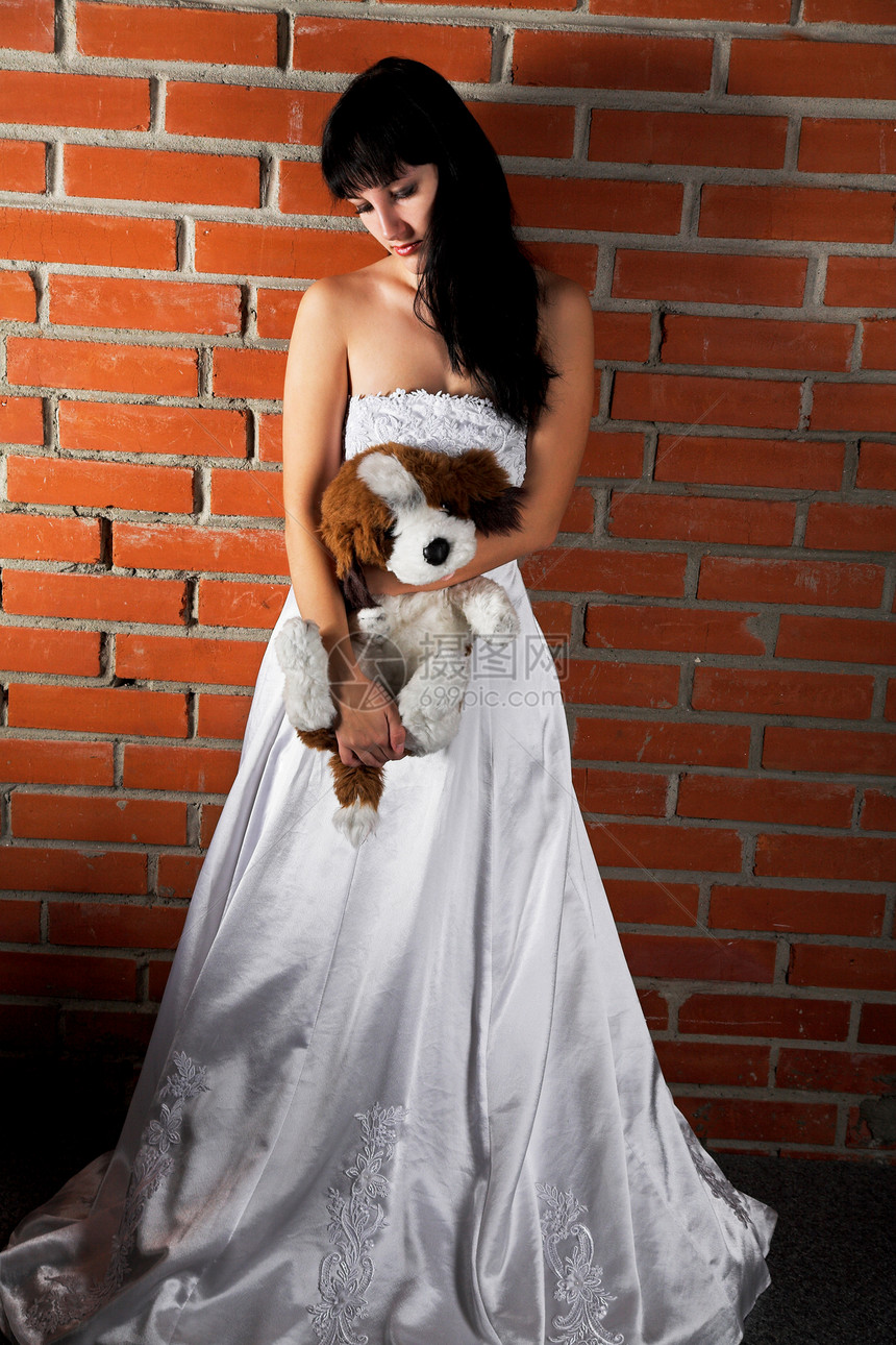 美丽的新娘被砖墙背景隔离图片