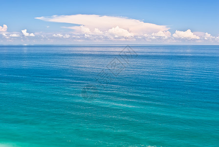蓝色天空上美丽的水浪和白图片