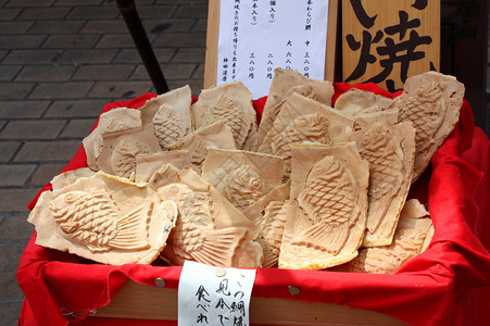 Taiyaki是一种日本鱼形蛋糕最常见的馅料是由甜红豆图片