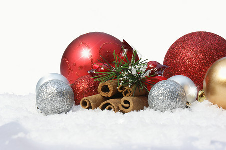 雪中的装饰圣诞小玩意背景图片