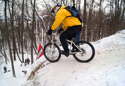 一个男子在冬天骑着一辆图片