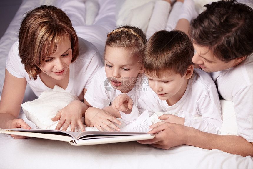 孩子的父母在床上看书图片