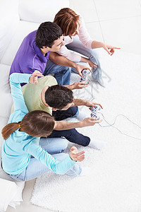 四个朋友正在玩电子游戏图片