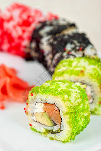 寿司卷由鲑鱼鳄梨飞鱼罗和图片