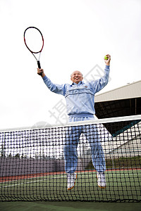 一个亚洲高年级网球运动图片