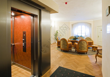 现代电梯和酒店休息室图片