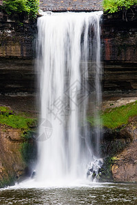 明尼哈岩石瀑布高清图片
