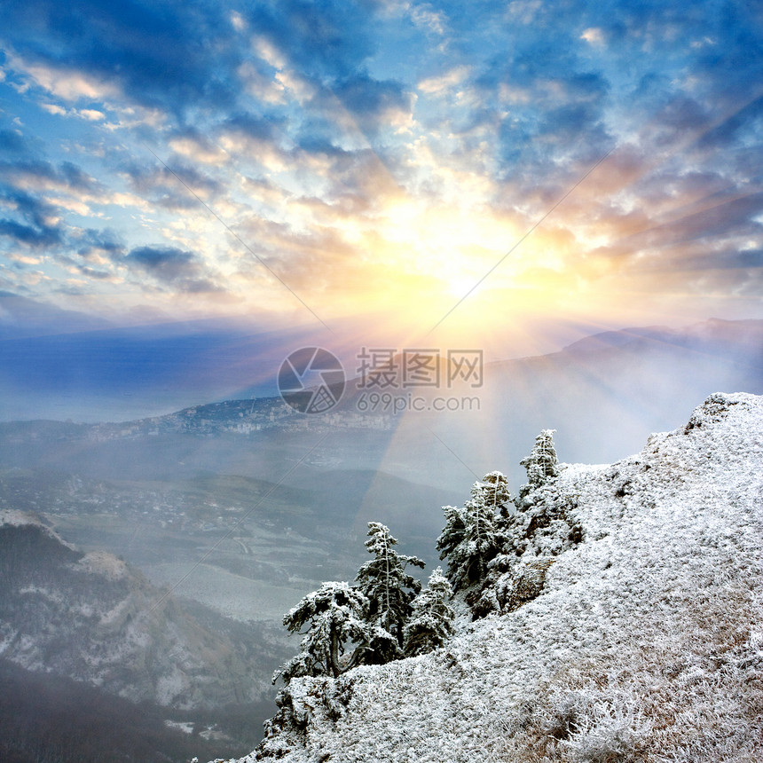 山中冬夜的风景图片