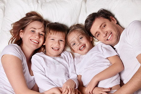 躺在床上微笑的家人图片