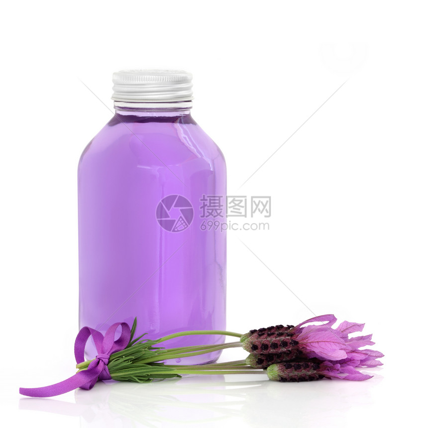 含鲜花和丝带的玻璃瓶里有淡紫草花水图片