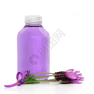含鲜花和丝带的玻璃瓶里有淡紫草花水图片