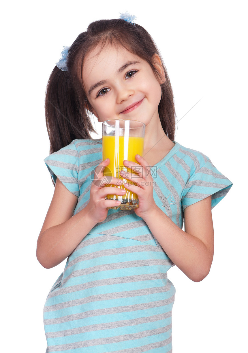 喝橙汁的快乐小女孩的画像图片
