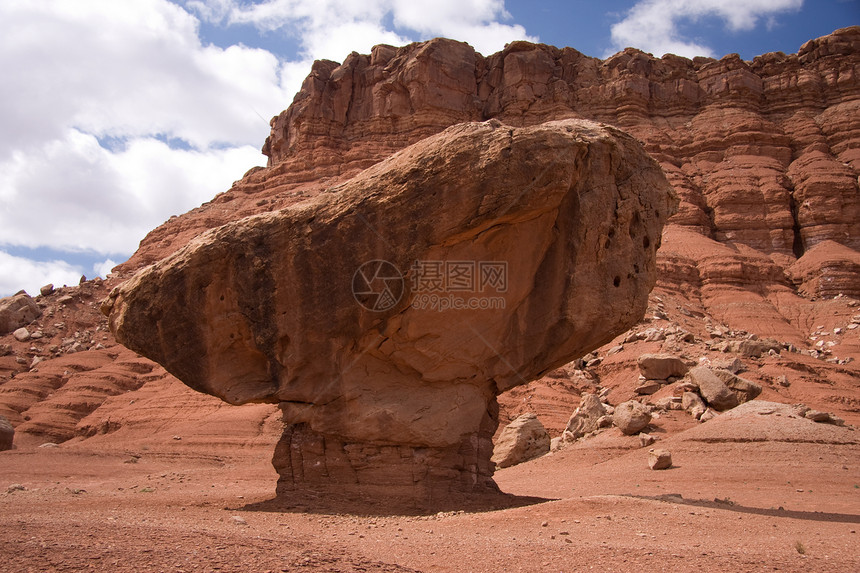 这块巨大的岩石似乎已经在其基座上进行了仔细的平衡图片