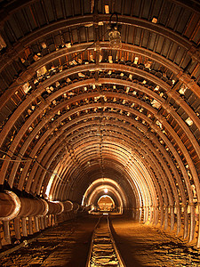 拱形格子梁支撑的隧道墙图片