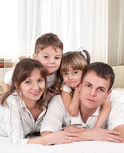 年轻的幸福家庭一图片