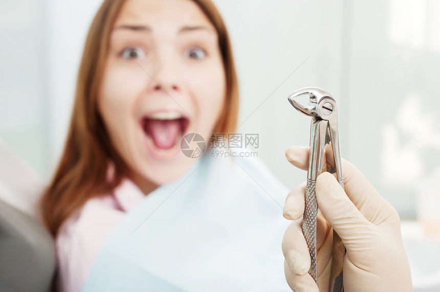 牙医办公室受惊的女人的画像图片