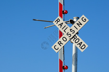 蓝天下的铁路交叉口图片