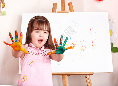 小女孩用颜料做手印图片