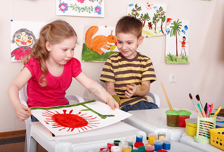 儿童在游戏室画图片