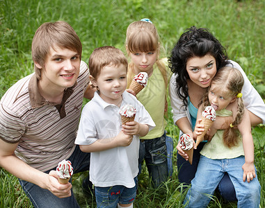 带着孩子吃冰淇淋的户外家庭图片