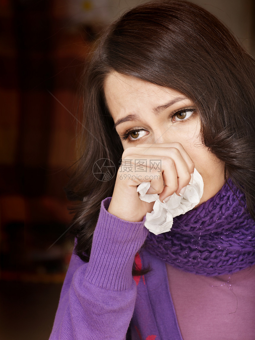 带着手帕的年轻女人感冒图片