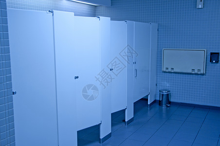 蓝色调的公共洗手间摊位图片