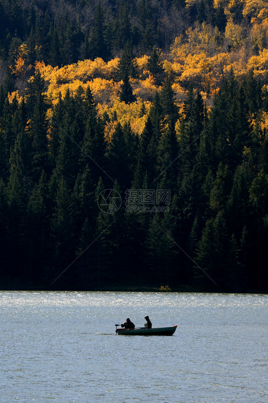 两个渔民在Reesor湖上划船图片