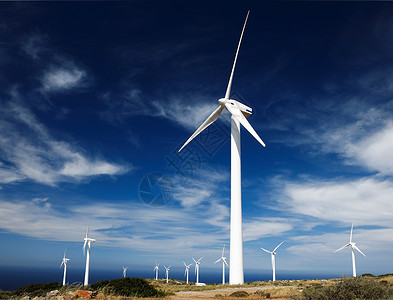 风力涡轮机在山上发电图片
