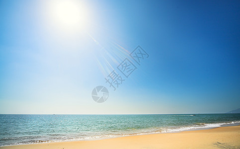 阳光明媚的海滩蓝图片