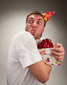 有礼物制作面孔的滑稽的生日人图片