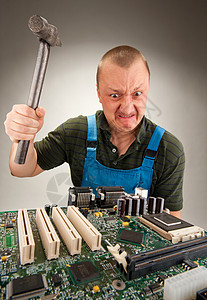 疯狂的IT工人用锤子修图片