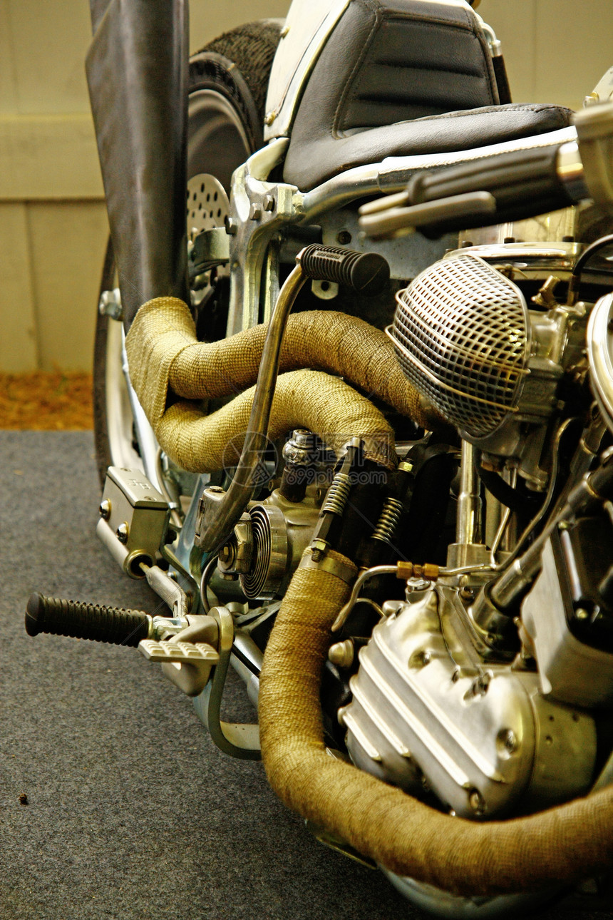 摩托车发动机和排气管细节图片
