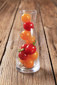 玻璃瓶中的红色和黄色樱桃番茄图片
