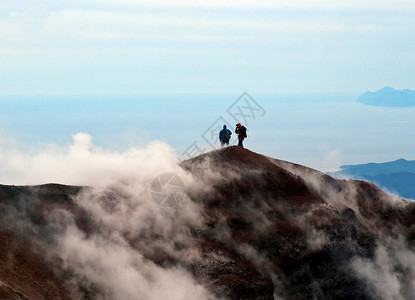 观光客们与火山一起看太平洋图片