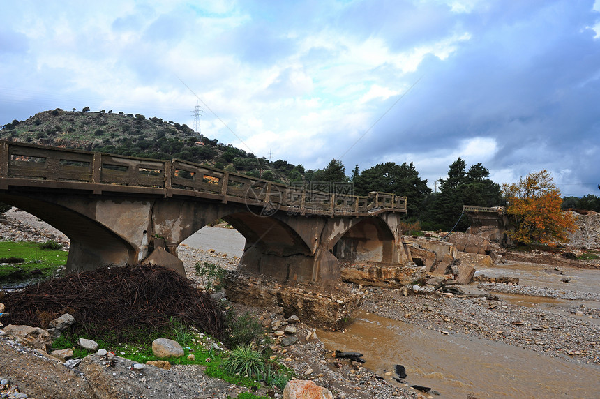 被罗得岛洪水摧毁的旧水泥桥图片