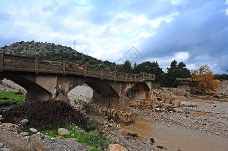 被罗得岛洪水摧毁的旧水泥桥图片