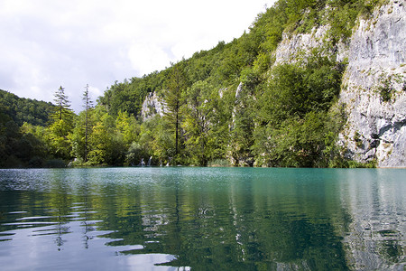 十六湖蓝色池塘的倒影图片