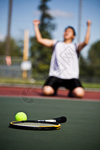 一个快乐的网球运动员在获胜后喜悦图片