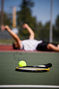 一个快乐的年轻网球运动员赢了图片