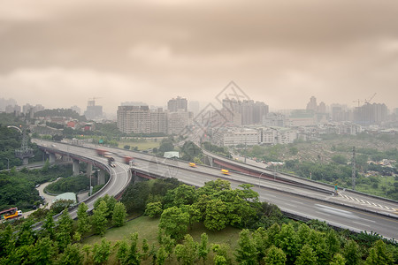 高速公路和建筑物的日落城市景观与恶劣的天气和空气污染图片