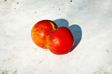 在美丽的光线下有趣的变形的新鲜苹果给图片