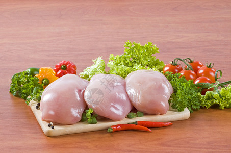 未加工的鸡胸肉片和新鲜蔬菜图片