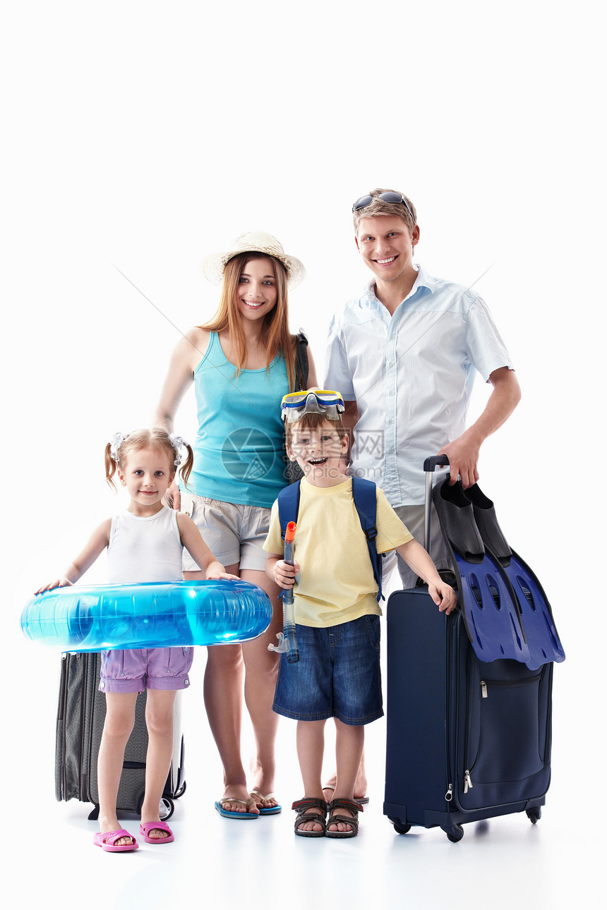 一个幸福的家庭他们的手提箱在白色背图片