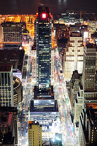 纽约市曼哈顿街上的空中夜视图片