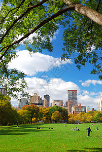 纽约市曼哈顿天线全景从中央公园以云彩蓝天背景图片