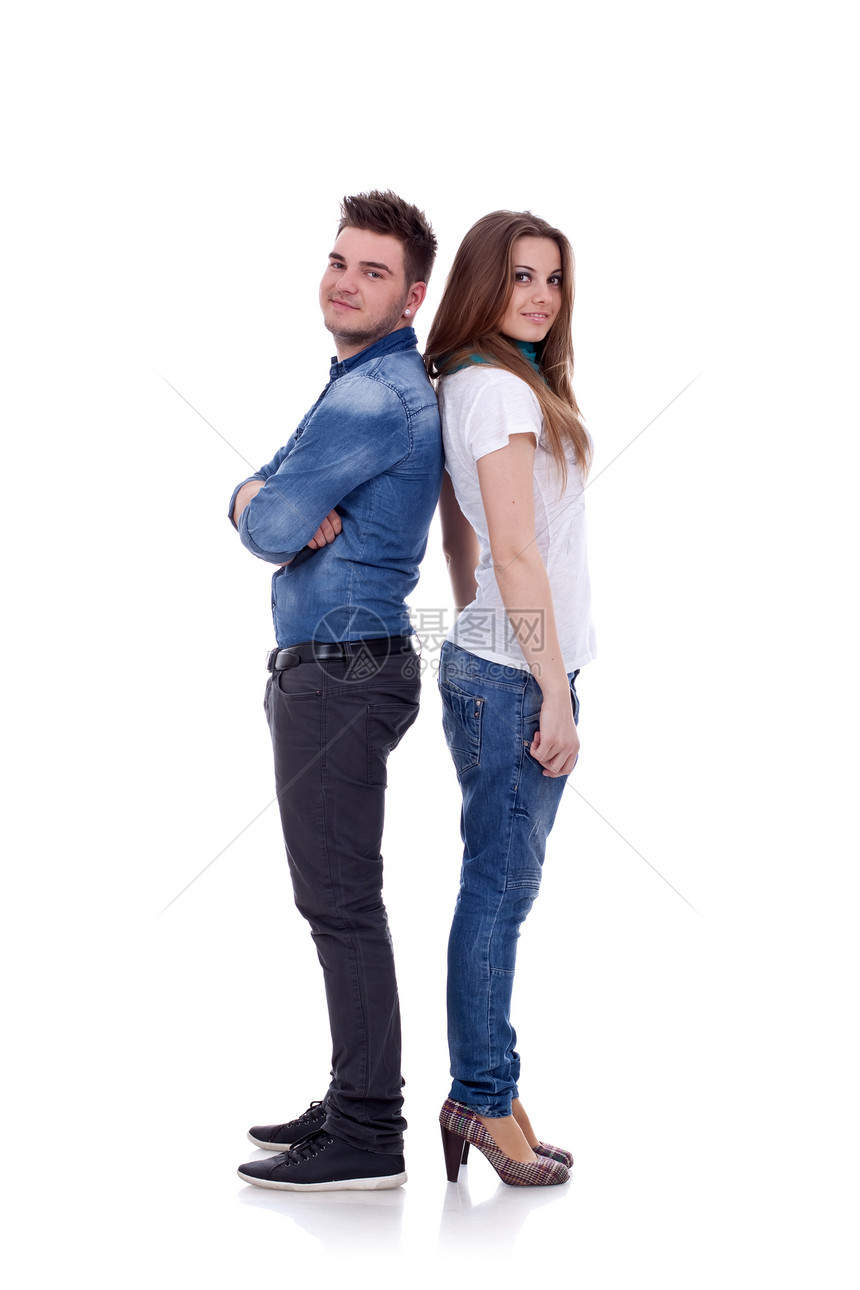 一对微笑的年轻夫妇背靠站在白色背景的一对图片