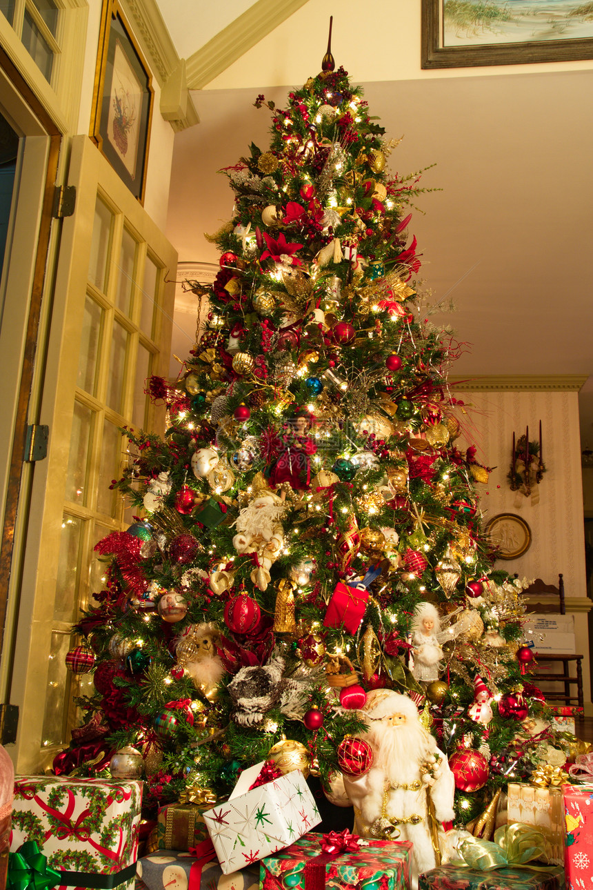 一棵定制装饰的圣诞树图片
